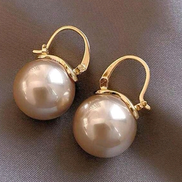 Felt's Fun Finds Jewelry - Vintage French Style High-End Faux Pearl Copper Hoop Earrings
